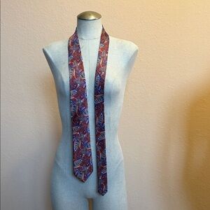 Elegant Paisley Tie in Red and Blue